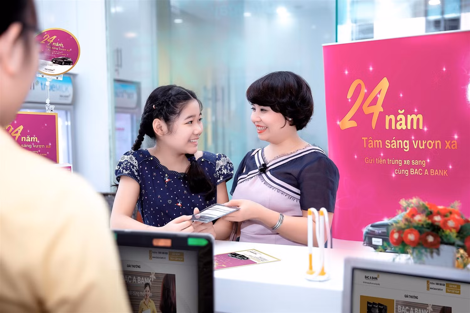 Cùng con mở, quản lý và theo dõi tài khoản tiết kiệm dù với số tiền rất nhỏ nhưng gắn liền với lợi ích “sát sườn” thì trẻ sẽ ghi nhớ kiến thức lâu hơn, lại thực hành ngay kỹ năng tiết kiệm. Cùng con mở, quản lý và theo dõi tài khoản tiết kiệm dù với số tiền rất nhỏ nhưng gắn liền với lợi ích “sát sườn” thì trẻ sẽ ghi nhớ kiến thức lâu hơn, lại thực hành ngay kỹ năng tiết kiệm.