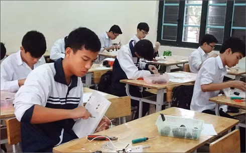 Học sinh thi nghề Điện dân dụng (Ảnh: Sở Giáo dục và Đào tạo Hà Nội)