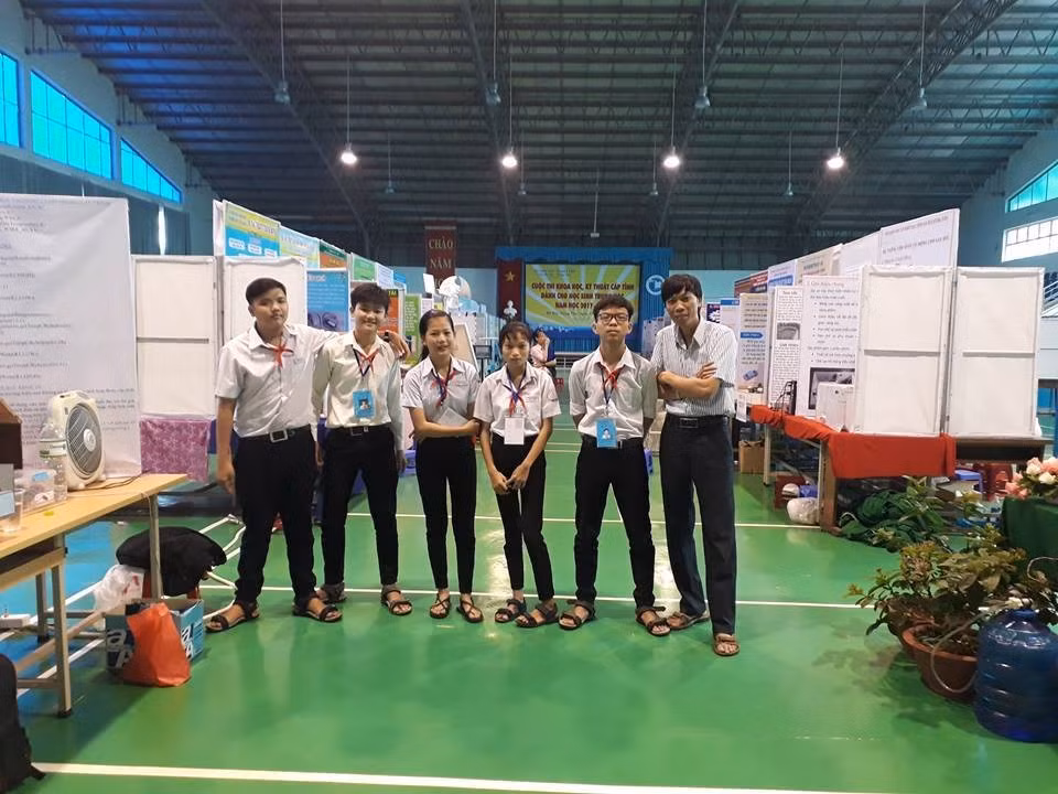 Thầy phạm Đức Khương (người vòng tay bìa phải) cùng các em học sinh trong hội thi nghiên cứu khoa học năm học 2017-2018. Ảnh: Sơn Quang Huyến Thầy phạm Đức Khương (người vòng tay bìa phải) cùng các em học sinh trong hội thi nghiên cứu khoa học năm học 2017-2018. Ảnh: Sơn Quang Huyến