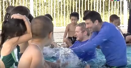 Kyran Trower (bên trái) và Ben Asmussen trong kỳ dạy bơi 2018 tại Phước Thuận, Xuyên Mộc, Bà Rịa - Vũng Tàu. Ảnh do tác giả cung cấp