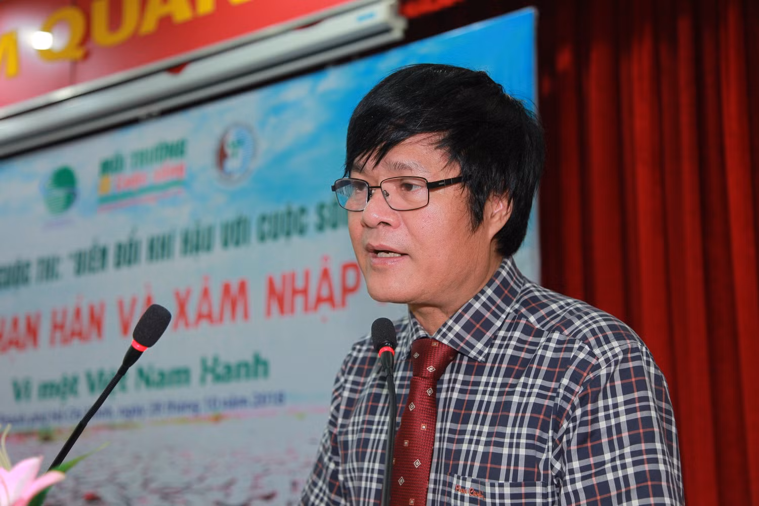 Giáo sư, Tiến sĩ Phan Đình Tuấn – Hiệu trưởng Trường Đại học Tài nguyên và Môi trường Thành phố Hồ Chí Minh phát biểu tại gala