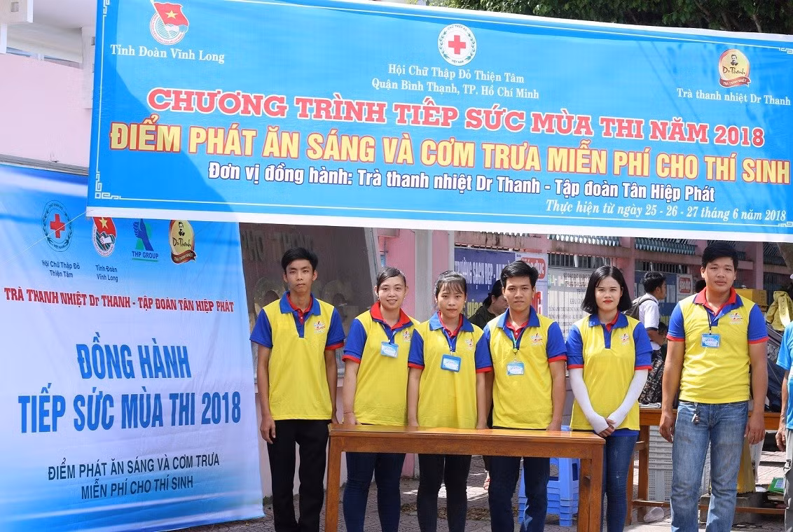 Các tình nguyện viên đến từ các trường ở thành phố Vĩnh Long Các tình nguyện viên đến từ các trường ở thành phố Vĩnh Long