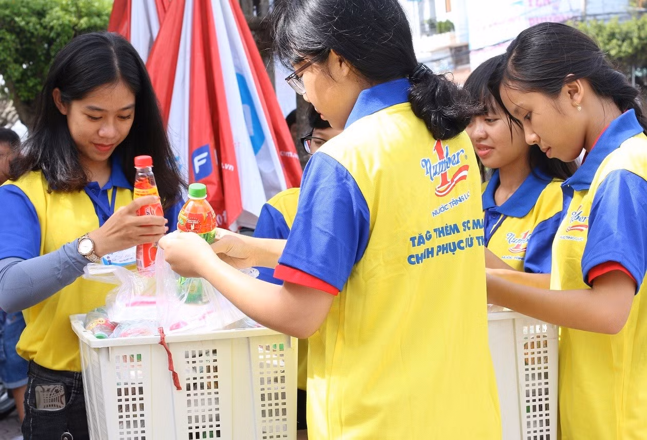 Mỗi thí sinh nhận được một suất cơm và một chai nước Mỗi thí sinh nhận được một suất cơm và một chai nước
