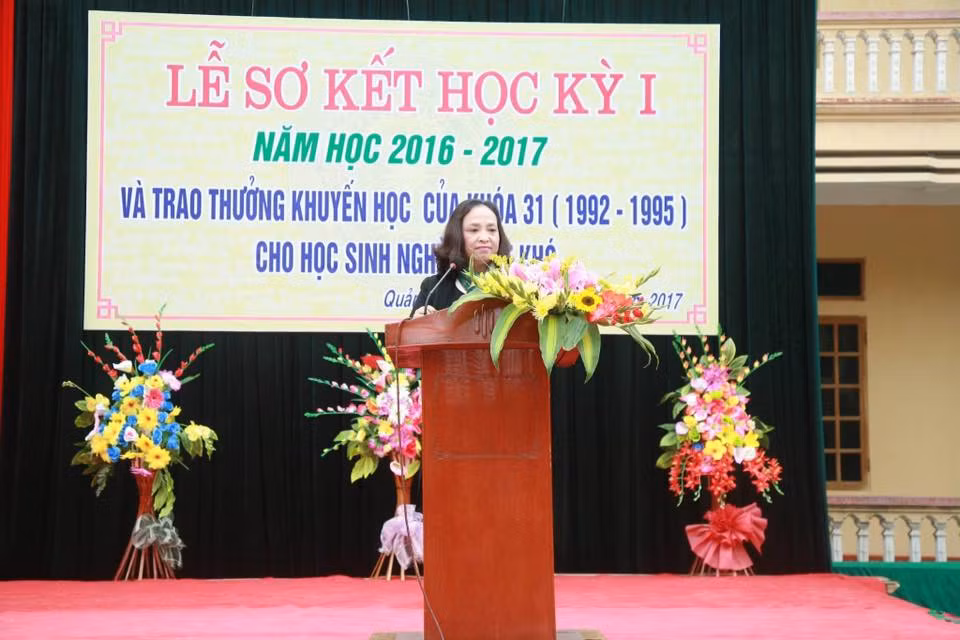 Giờ đây, cô Nguyệt không còn đứng trên bục giảng nhưng cô vẫn đảm nhận công việc ở hội khuyến học thị trấn Quảng Xương (Thanh Hoá). Giờ đây, cô Nguyệt không còn đứng trên bục giảng nhưng cô vẫn đảm nhận công việc ở hội khuyến học thị trấn Quảng Xương (Thanh Hoá).