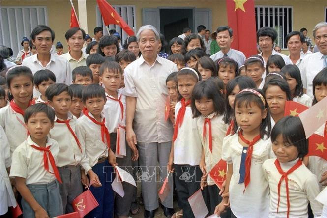 Tổng Bí thư Đỗ Mười với thiếu nhi Trường Phổ thông Trung học An Thạch, huyện Bến Lức, tỉnh Long An (28/9/1996). Ảnh: Xuân Lâm/TTXVN