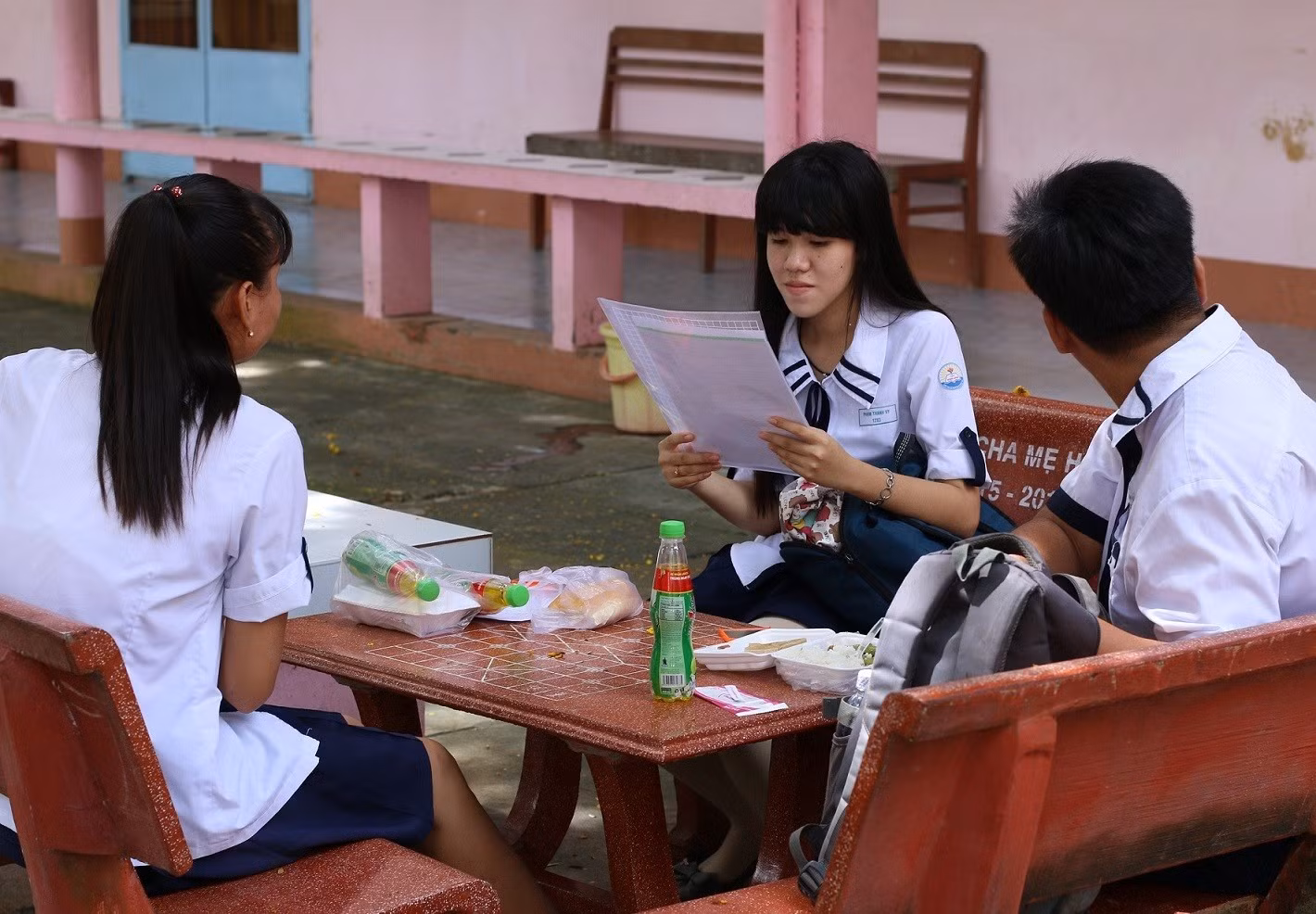 Các thí sinh tranh thủ ăn cơm trưa và ôn lại bài cho môn thi buổi chiều Các thí sinh tranh thủ ăn cơm trưa và ôn lại bài cho môn thi buổi chiều