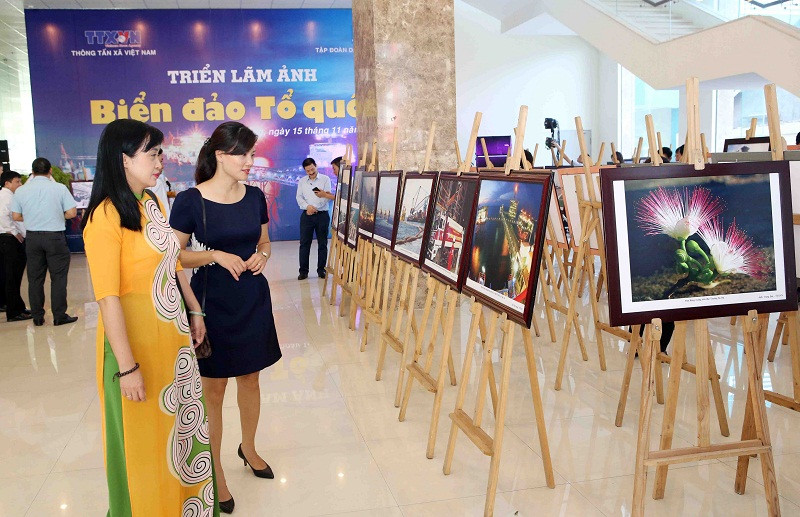 Triển lãm ảnh Biển đảo Tổ quốc do Thông tấn xã Việt Nam phối hợp Tập đoàn Dầu khí Việt Nam tổ chức Triển lãm ảnh Biển đảo Tổ quốc do Thông tấn xã Việt Nam phối hợp Tập đoàn Dầu khí Việt Nam tổ chức