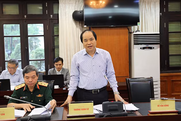 Đồng chí Trương Xuân Cừ, Phó Bí thư Đảng ủy Khối Các cơ quan Trung ương góp ý vào dự thảo.