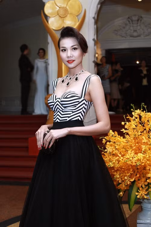 Thanh Hằng gợi cảm với chiếc đầm cúp ngực họa tiết kẻ sọc