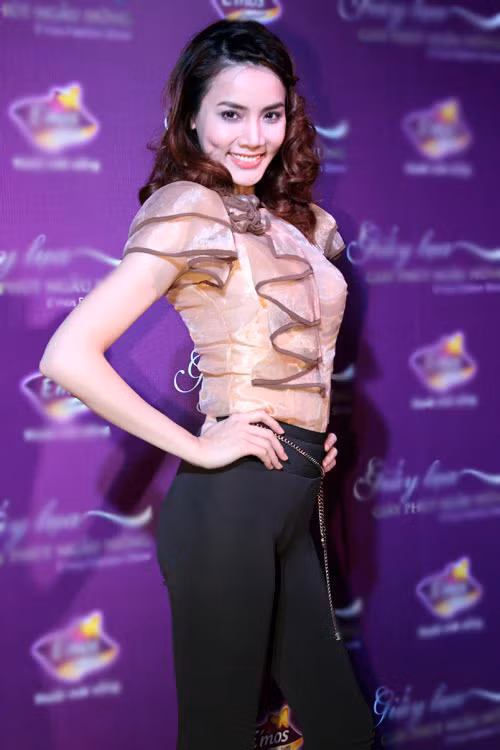 Trang Nhung tự tin tạo dáng với chiếc áo nhún bèo mix với quần đen ôm sát