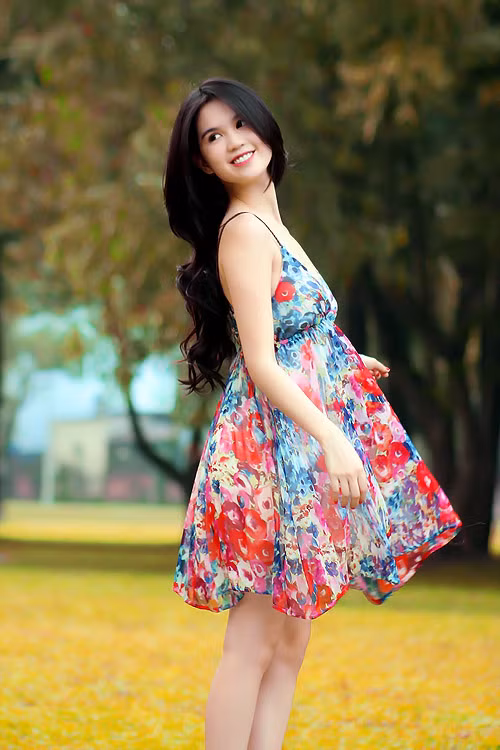 “Nữ hoàng nội y”- Ngọc Trinh tươi trẻ cùng đầm chiffon hoa