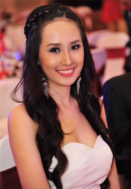 Cũng giống Linh Nga, Mai Phương Thúy rất ít khi sử dụng các phương pháp nhuộm màu, tạo kiểu cầu kì. Cô giữ mái tóc có màu đen tự nhiên và chỉ uốn xoăn nhẹ khi cần thiết