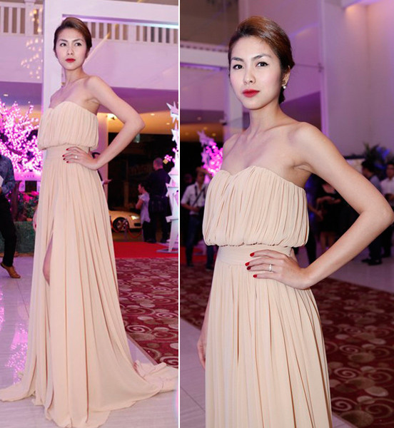 Những đường xếp mềm mại khiến Tăng Thanh Hà trở nên duyên dáng, kiêu kỳ. Màu môi và màu móng đỏ là bí quyết giúp chị ấy tạo điểm nhấn.