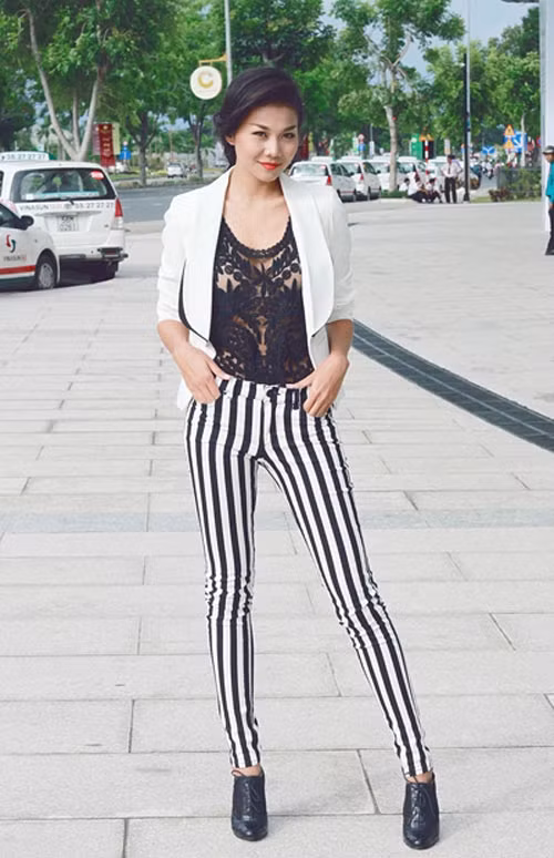 Chân dài trẻ trung với quần skinny sọc đen