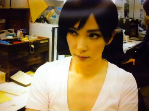 Hình ảnh của Lý Băng Băng trên phim trường của Resident Evil: Retribution. Trong ảnh, Lý Băng Băng để tóc ngắn, ánh mắt sắc sảo và vô cùng ấn tượng.