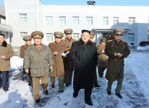 Kim Jong-un thị sát quân đội Kim Jong-un thị sát quân đội