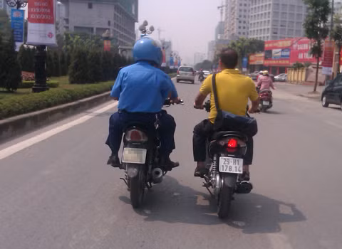 Không đội mũ bảo hiểm, dàn hàng ngang đi trên đường. Ảnh: Nguyễn Hứu Đức Không đội mũ bảo hiểm, dàn hàng ngang đi trên đường. Ảnh: Nguyễn Hứu Đức