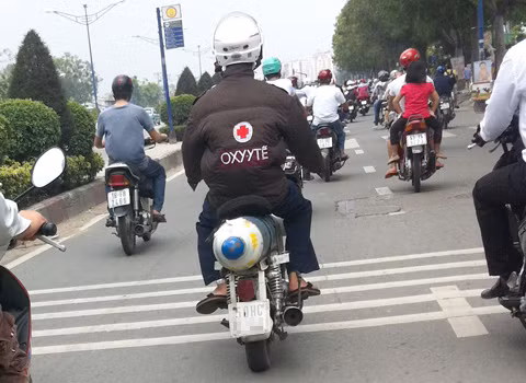 Xe "chạy bằng khí nén", chụp trên đường Trường Chinh, quận Tân Bình, TP HCM. Ảnh: Trọng Nguyên Xe "chạy bằng khí nén", chụp trên đường Trường Chinh, quận Tân Bình, TP HCM. Ảnh: Trọng Nguyên