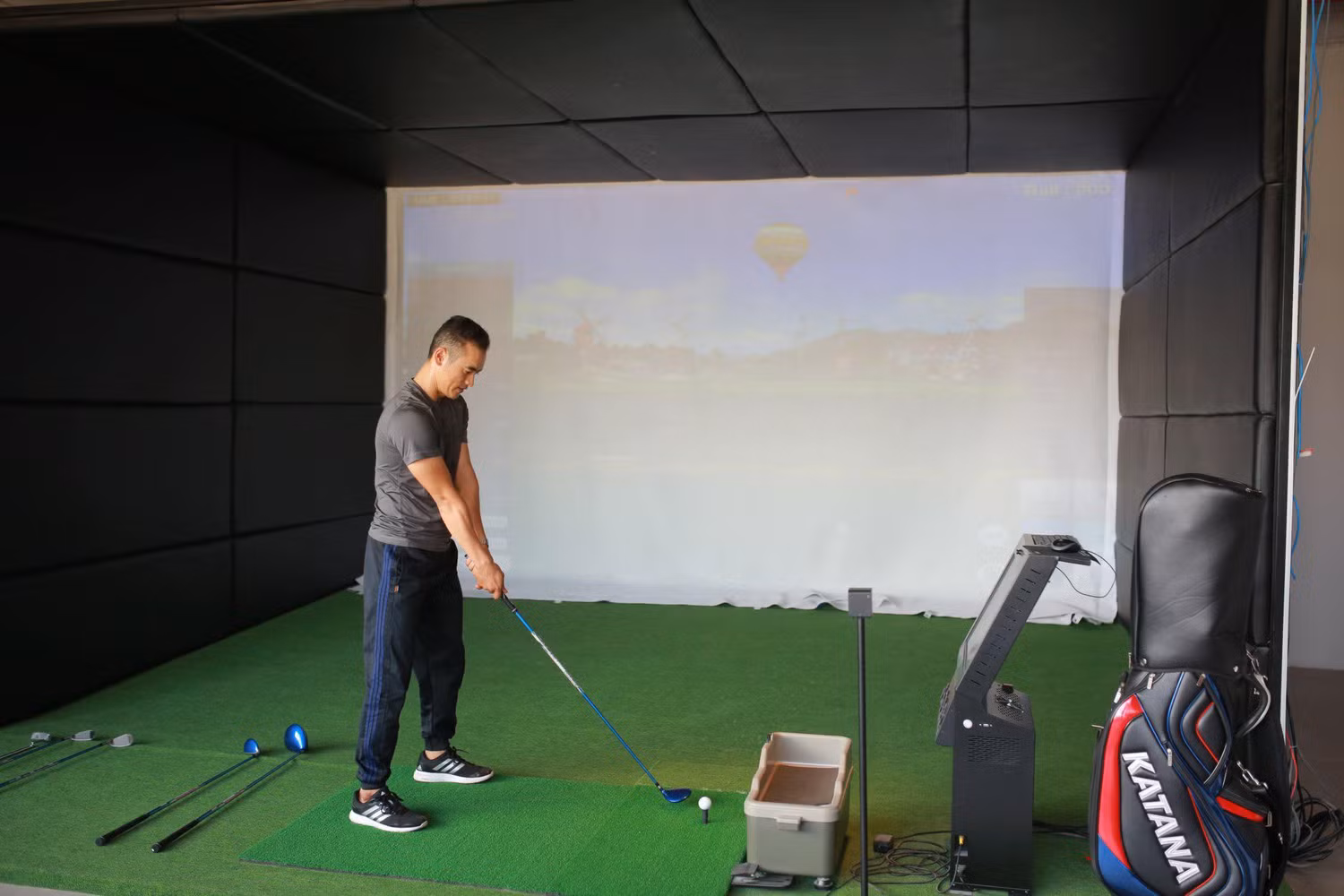 Sân golf mô phỏng ở Trường Đại học Quốc tế Hồng Bàng.