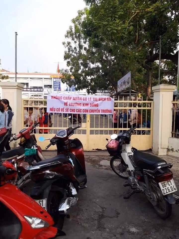 Phụ huynh học sinh trường Tiểu học Kim Đồng từng treo băng rôn phản đối tân hiệu trưởng.