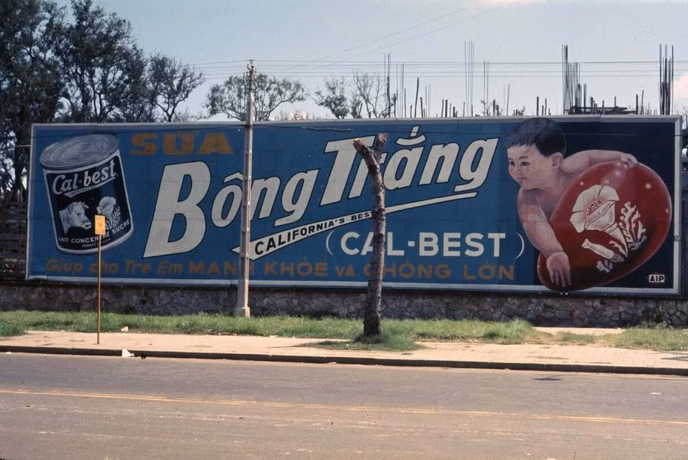 Biển quảng cáo của hãng sữa Cal-Best, đối diện với Đại sứ quán Mỹ. XEM THÊM =>> Hình ảnh Việt Nam CHÙM ẢNH: TRƯỜNG SA - MỘT PHẦN CỦA TỔ QUỐC CHÙM ẢNH: BỘ ẢNH CỰC HIẾM TOÀN CẢNH TRƯỜNG SA TỪ TRỰC THĂNG AI CHƯA ĐẾN TRƯỜNG SA, CẦN XEM 31 TẤM HÌNH NÀY CÔNG BỐ NHỮNG HÌNH ẢNH "KHÔNG THỂ KÌM NỔI" VỀ TRƯỜNG SA
