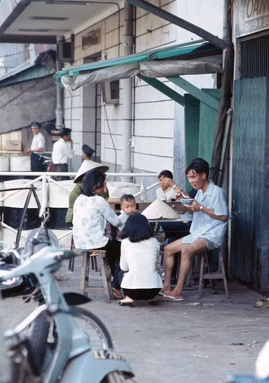 Cảnh một gia đình ăn trưa ngay trên vỉa hè. XEM THÊM =>> Hình ảnh Việt Nam CHÙM ẢNH: TRƯỜNG SA - MỘT PHẦN CỦA TỔ QUỐC CHÙM ẢNH: BỘ ẢNH CỰC HIẾM TOÀN CẢNH TRƯỜNG SA TỪ TRỰC THĂNG AI CHƯA ĐẾN TRƯỜNG SA, CẦN XEM 31 TẤM HÌNH NÀY CÔNG BỐ NHỮNG HÌNH ẢNH "KHÔNG THỂ KÌM NỔI" VỀ TRƯỜNG SA