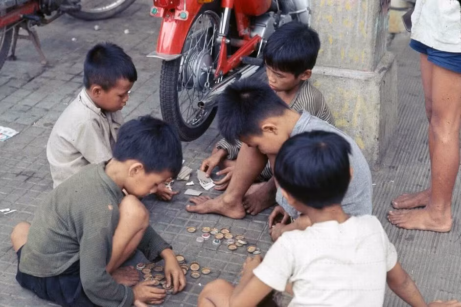 Những đứa trẻ chơi bài ăn "tiền". Tiền ở đây là những chiếc nắp chai. XEM THÊM =>> Hình ảnh Việt Nam CHÙM ẢNH: TRƯỜNG SA - MỘT PHẦN CỦA TỔ QUỐC CHÙM ẢNH: BỘ ẢNH CỰC HIẾM TOÀN CẢNH TRƯỜNG SA TỪ TRỰC THĂNG AI CHƯA ĐẾN TRƯỜNG SA, CẦN XEM 31 TẤM HÌNH NÀY CÔNG BỐ NHỮNG HÌNH ẢNH "KHÔNG THỂ KÌM NỔI" VỀ TRƯỜNG SA