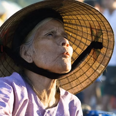 "Yêu đời..." "Yêu đời..."