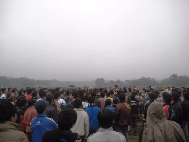 Đến 18h cùng ngày mà quả phết vẫn chưa thuộc "sở hữu" của làng nào (ảnh Hải Sơn) Đến 18h cùng ngày mà quả phết vẫn chưa thuộc "sở hữu" của làng nào (ảnh Hải Sơn)