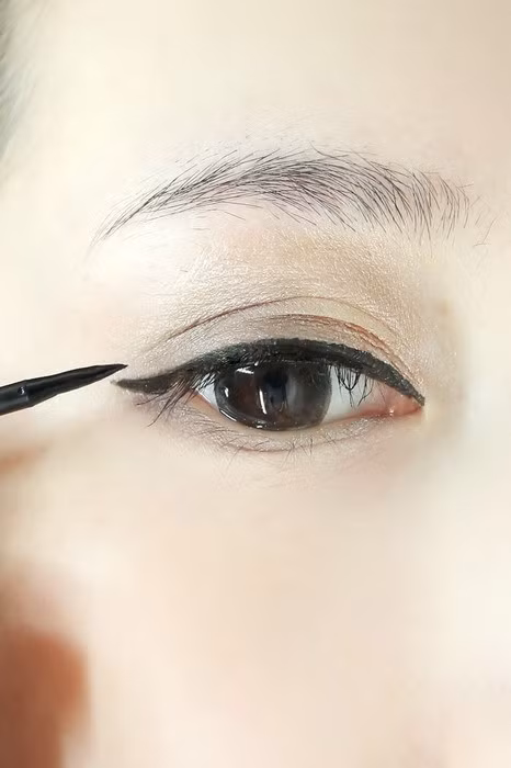 Sau đó dùng bút nước hoặc bút kẻ mắt chì (với những bạn nào không quen sử dụng bút nước) kẻ một đường viền đậm theo đường cong của mí mắt từ hốc mắt kéo dài ra tận đuôi mắt. Xem thêm: Nghệ thuật trang điểm/ Bí quyết mặc đẹp