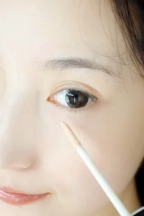Chấm đều một lớp kem lên dưới quầng mắt. Xem thêm: Nghệ thuật trang điểm/ Bí quyết mặc đẹp