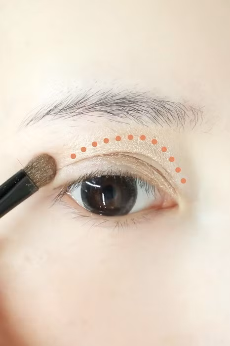 Sau đó sử dụng nền màu vàng nhạt đánh phủ lên vùng diện tích vừa xong. Nhớ đánh kỹ từ hốc mắt đến đuôi mắt, không cần đánh ra quá xa đuôi mắt. Xem thêm: Nghệ thuật trang điểm/ Bí quyết mặc đẹp