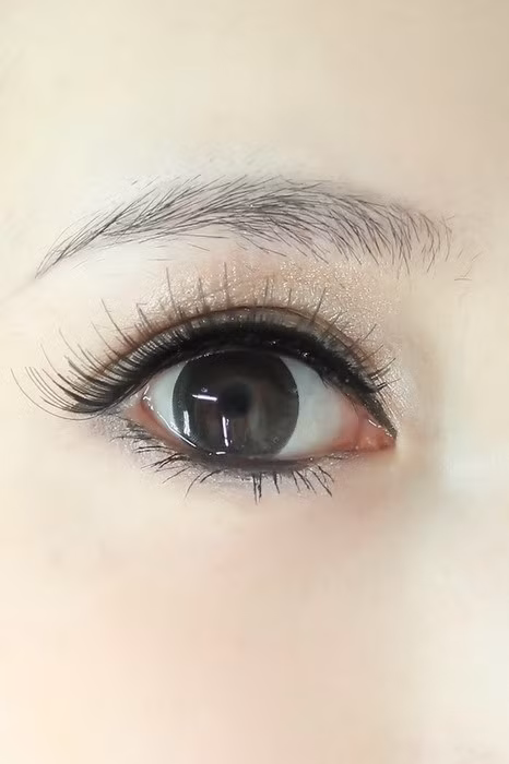 Gắn xong lông mi giả thì chuốt thêm mascara cho lông mi ở cả hai mí mắt trên và dưới. Xem thêm: Nghệ thuật trang điểm/ Bí quyết mặc đẹp