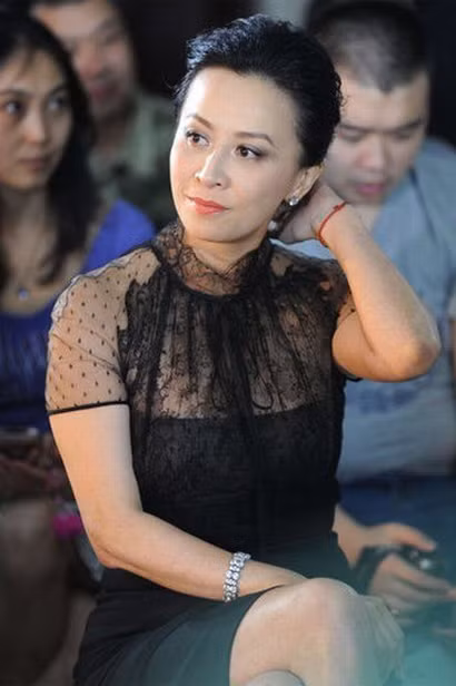 Phong cách xuyên thấu của Lưu Gia Linh rất đẹp và lịch sự. Phong cách xuyên thấu của Lưu Gia Linh rất đẹp và lịch sự.