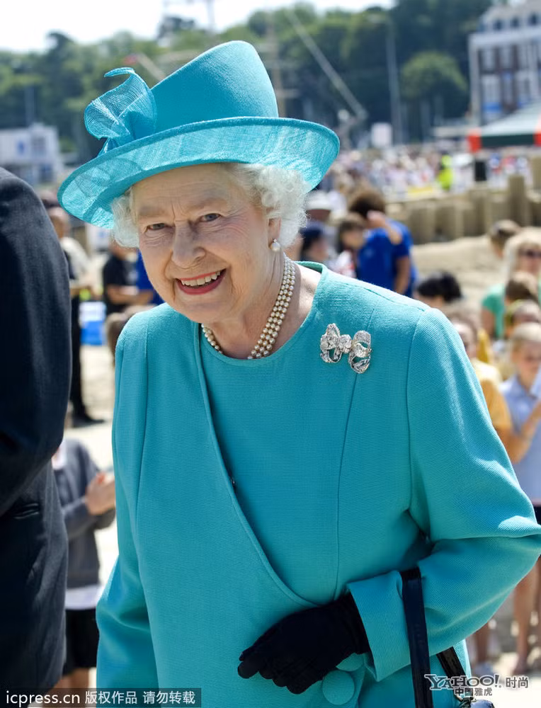 Phong cách thời trang của Nữ Hoàng Elizabeth rất đơn giản nhưng quý phái, lấy sự kết hợp hài hòa giữa màu sắc của quần áo và phụ kiện như mũ, trang sức và túi xách.