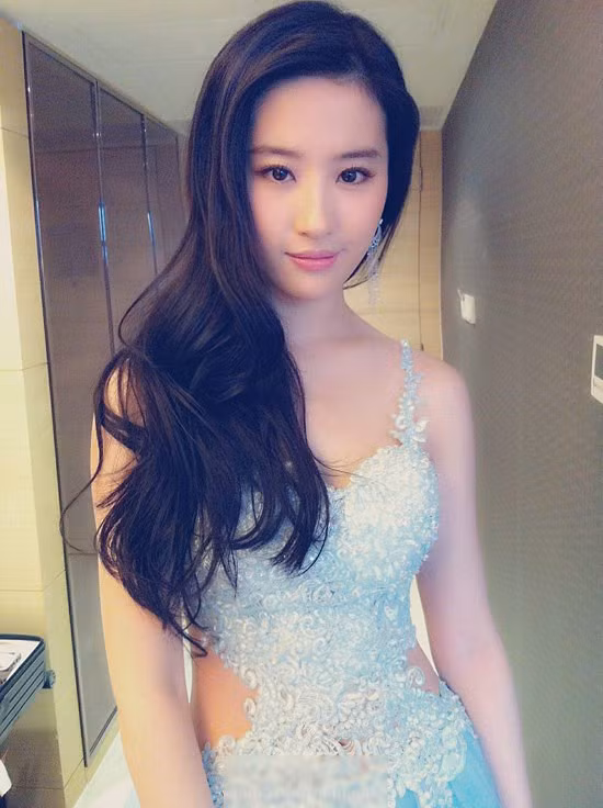 Góc ảnh tự nhiên, không quá chuyên nghiệp nhưng vẫn toát lên được vẻ đẹp của nàng "Tiểu long nữ' Lưu Diệc Phi.