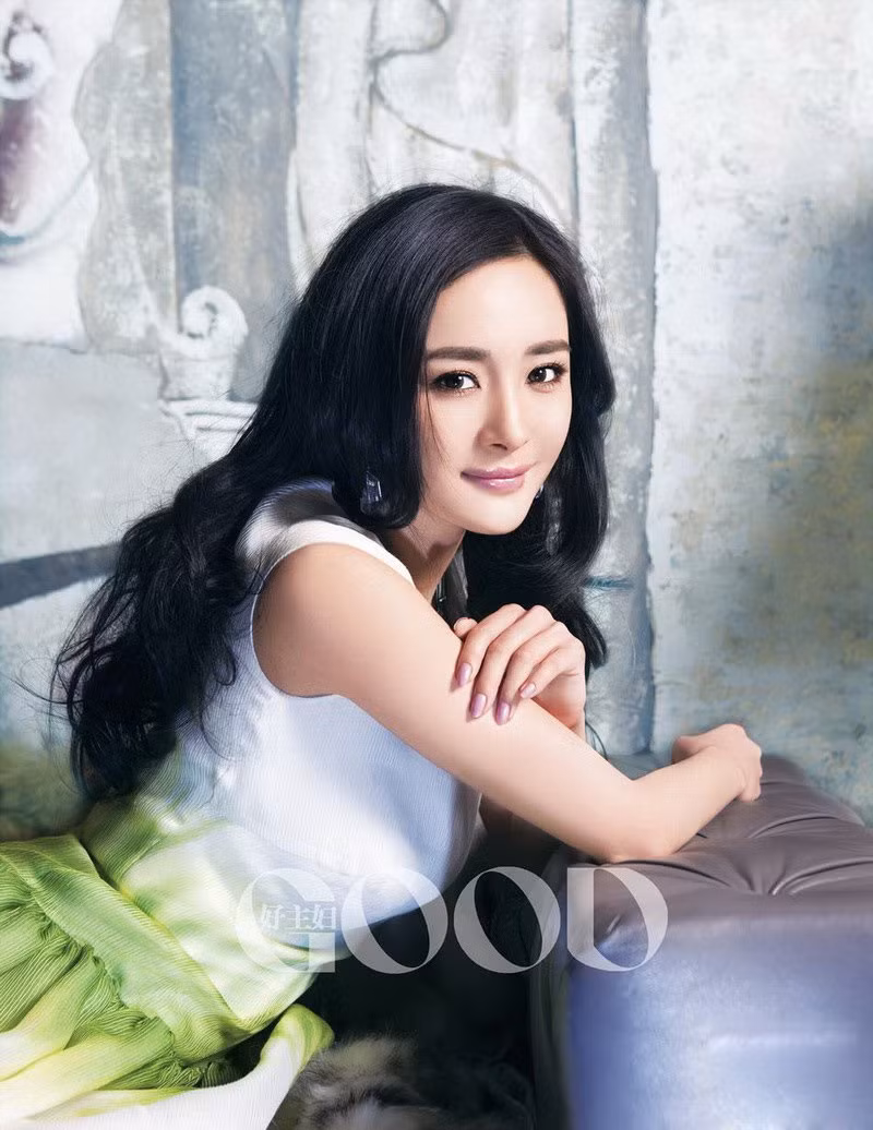 Tư thế chụp ảnh quen thuộc, được rất nhiều sao lựa chọn bởi nó khoe được tư thế nữ tính đầy mê hoặc và gợi cảm của phụ nữ.