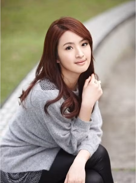 Nếu như so với lúc mới vào nghề Lâm Y Thần để lại ấn tượng với người xem bởi hình tượng búp bê tròn trĩnh dễ thương với hai má "bánh đúc". Thì bây giờ, sau khi giảm cân cô có được một dáng người cân đối, mảnh khảnh và khuôn mặt cũng thon gọn, sắc nét hơn.