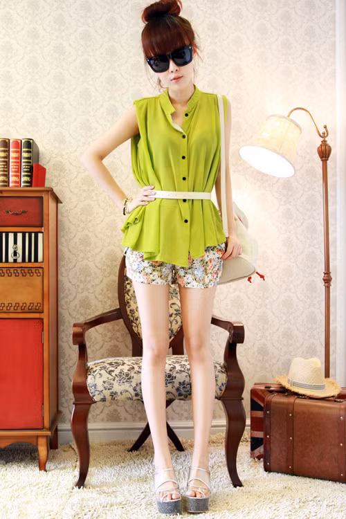 Quần soóc và sơ mi thắt eo phối hợp với nhau rất thời trang. Quần soóc và sơ mi thắt eo phối hợp với nhau rất thời trang.