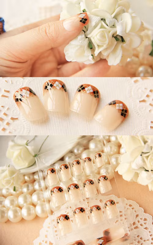 Nhẹ nhàng, tinh tế nhưng cũng không thiếu sự tao nhã, quý phái cho bàn tay xinh của bạn. Xem thêm: Ngày cưới, bạn nên sơn móng tay thế nào?