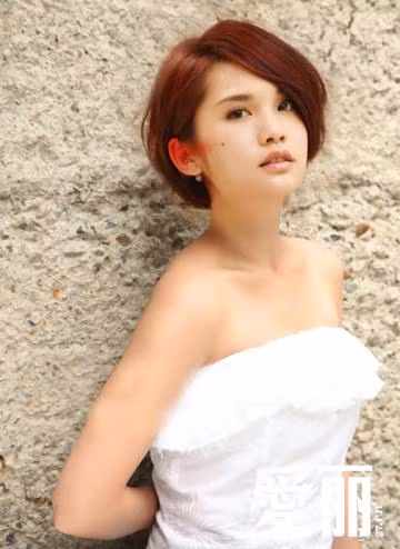Làm cô dâu với mái tóc tém cũng đẹp đâu thua kém ai.