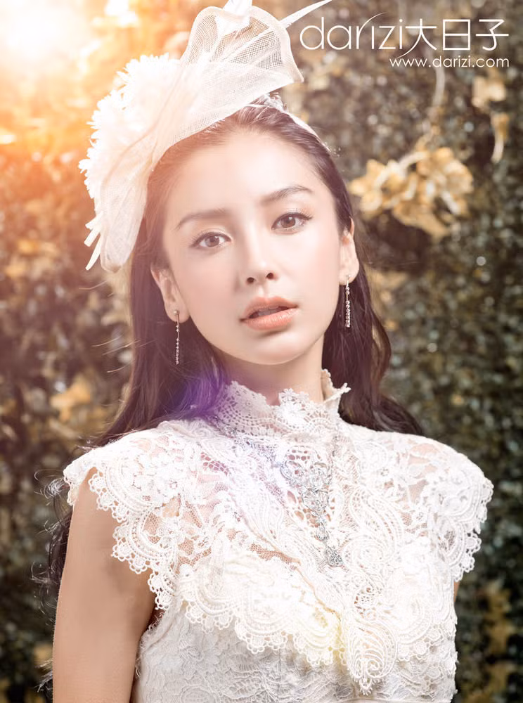 Sinh ngày 28/02/1989 tại Hồng Kông, tên thật là Dương Dĩnh, mang trong mình dòng máu Đức (cha cô mang 2 dòng máu Trung – Đức) nên cô thường được gọi là “bông hồng lai”. Gương mặt hòa trộn giữa vẻ dịu hiền Á đông và phong cách phương Tây mang đến cho Angela baby nét đẹp cuốn hút. Xem thêm: Điểm danh những chiếc cằm mới của Sao Việt. Sinh ngày 28/02/1989 tại Hồng Kông, tên thật là Dương Dĩnh, mang trong mình dòng máu Đức (cha cô mang 2 dòng máu Trung – Đức) nên cô thường được gọi là “bông hồng lai”. Gương mặt hòa trộn giữa vẻ dịu hiền Á đông và phong cách phương Tây mang đến cho Angela baby nét đẹp cuốn hút. Xem thêm: Điểm danh những chiếc cằm mới của Sao Việt.