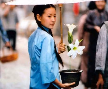 Cô nữ sinh tài sắc vẹn toàn, thông minh kiêu hãnh trong "kim phấn thế gia". Cô nữ sinh tài sắc vẹn toàn, thông minh kiêu hãnh trong "kim phấn thế gia".