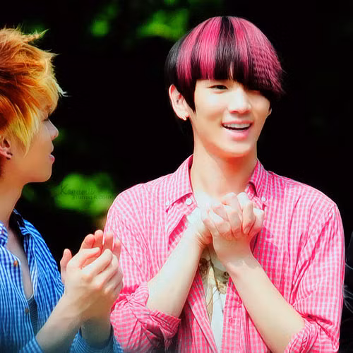 Anh chàng Key của SHINee cực lạ mắt và nổi bật với màu hồng đi cùng màu đen.