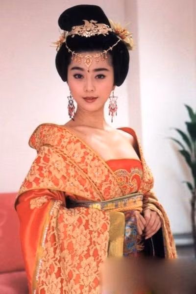 Điều đặc biệt có thể thấy trên khuôn mặt của người đẹp chính là đôi mày được trang điểm khá kỹ và rất đậm, đúng với phong cách cổ xưa của người Trung Quốc. Xem thêm: Sao Hoa ngữ/ Sao Hàn/ Sao Việt/ Sao Hollywood