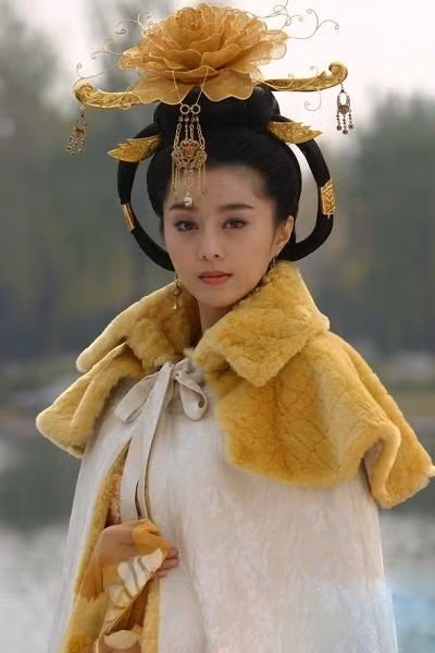 Một lần nữa tái hiện lại hình tượng một trong tứ đại mỹ nữ cổ trang của Trung Quốc, Dương Quý Phi. Vẻ đẹp Phạm Băng Băng quả thực rất hợp với hình tượng của mỹ nữ cổ trang. “Dương Quý Phi” là bộ phim xoay quanh câu chuyện tình yêu của Đường Minh Hoàng và Dương Quý Phi và những âm mưu tranh quyền đoạt vị chốn cung đình kết hợp nhiều yếu tố tình cảm, hành động, những màn chiến tranh... Xem thêm: Sao Hoa ngữ/ Sao Hàn/ Sao Việt/ Sao Hollywood