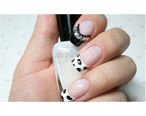 Hoàn thành bạn đã tô điểm thêm cho móng tay của mình trở nên sống động và nổi bật hơn với hai màu đen trắng. Xem thêm: Những màu sơn móng lên ngôi hè này.