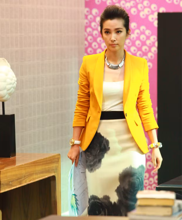 Áo vest màu vàng cho thấy vẻ tràn đầy sức sống, bên trong kết hợp với váy liền thân tao nhã với hoa to càng làm cho chủ nhân thêm thanh lịch. Chiếc vòng bạc to ở cổ chính là điểm nhấn cho bộ trang phục này.. Áo vest màu vàng cho thấy vẻ tràn đầy sức sống, bên trong kết hợp với váy liền thân tao nhã với hoa to càng làm cho chủ nhân thêm thanh lịch. Chiếc vòng bạc to ở cổ chính là điểm nhấn cho bộ trang phục này..
