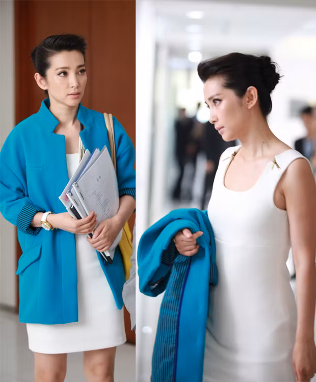 Chiếc áo khoác bên ngoài thiết kế theo phong cách hộp không có hàng khuy, tuy không uyển chuyển nhưng rất đặc sắc. Kết hợp với váy liền thân màu trắng bên trong ôm trọn dáng người chuẩn của Lý Băng Băng càng tôn lên vẻ đẹp hình thể và khí chất của cô. Hai màu xanh trắng khiến bạn luôn nổi bật trong đám đông. Chiếc áo khoác bên ngoài thiết kế theo phong cách hộp không có hàng khuy, tuy không uyển chuyển nhưng rất đặc sắc. Kết hợp với váy liền thân màu trắng bên trong ôm trọn dáng người chuẩn của Lý Băng Băng càng tôn lên vẻ đẹp hình thể và khí chất của cô. Hai màu xanh trắng khiến bạn luôn nổi bật trong đám đông.