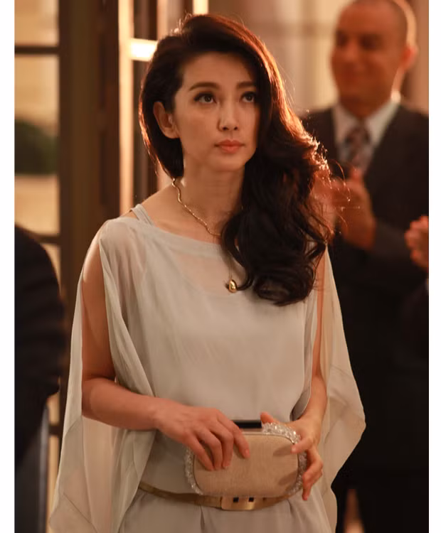 Khi kết hợp kiểu váy này với mái tọc xoăn buông xõa thế này Lý Băng Băng càng trở nên xinh đẹp hơn. Chiếc váy màu nude nhạt cùng thiết kết theo phong cách lãng mạn khiến người mặc cũng trở nên trang nhã và dịu dàng. Khi kết hợp kiểu váy này với mái tọc xoăn buông xõa thế này Lý Băng Băng càng trở nên xinh đẹp hơn. Chiếc váy màu nude nhạt cùng thiết kết theo phong cách lãng mạn khiến người mặc cũng trở nên trang nhã và dịu dàng.